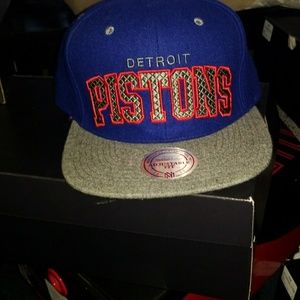 Piston hat